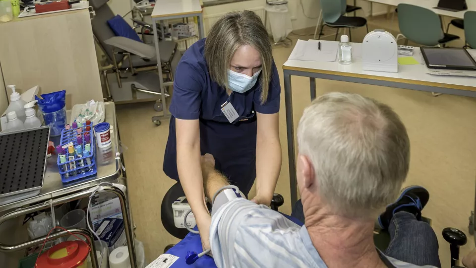  Nurse Anna Hellman measures the blood pressure of a participant in a treatment study where researchers are investigating how the hormone vasopressin is affected by how much water we drink. photo.