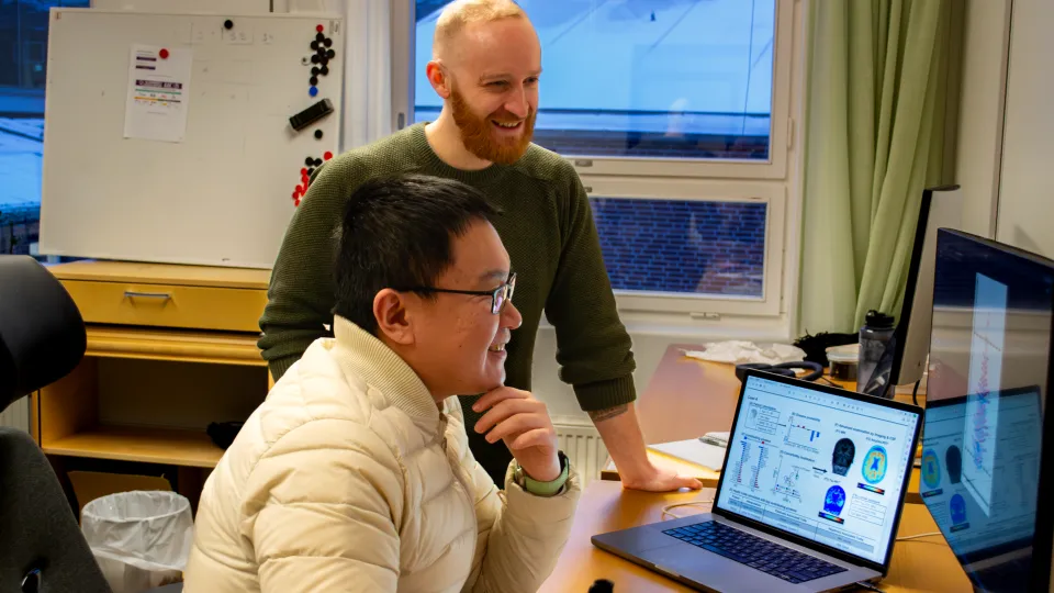 Two of the researchers behind the AI model, Jacob Vogel and Lijun An, show the results of their study. Photo: Emma Nyberg.