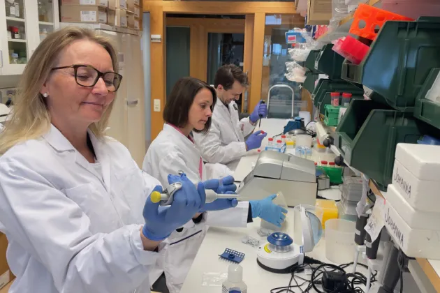 charlotte ling in the lab. photo.