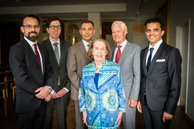 Gruppbild av pristagarna och Margareta Bundy, ordförande i Bundy Academy. Foto: Tove Smeds