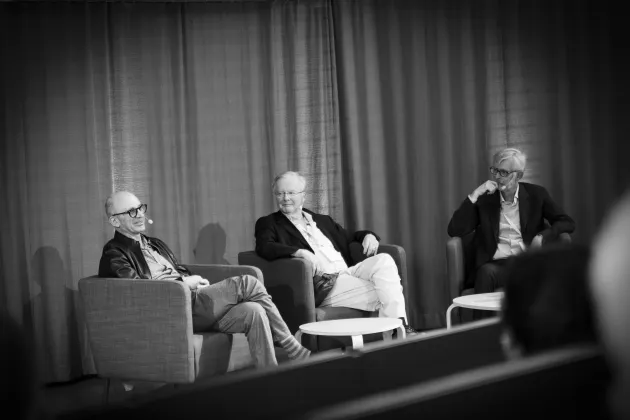 Mikael Dolsten (left) and Jan M. Lundberg (center) in a conversation moderated by Adam Smith, Nobel Prize Outreach (right). Photo: Tove Smeds.