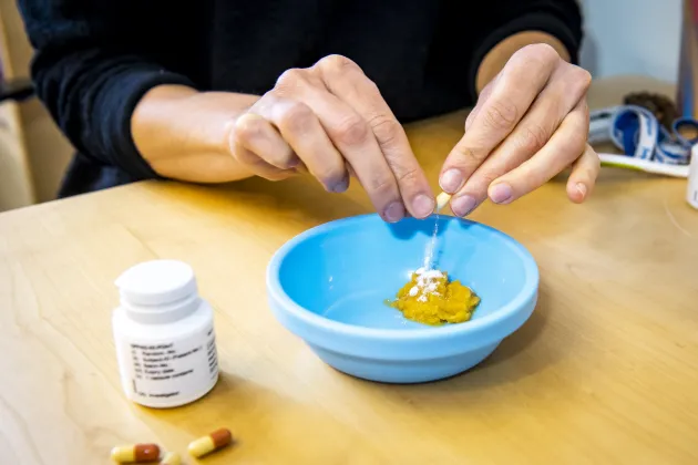 A person preparing oral insuline. Photo: Kennet Ruona