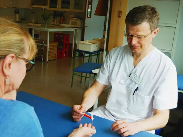 Anders Björkman with patient. Photo. 