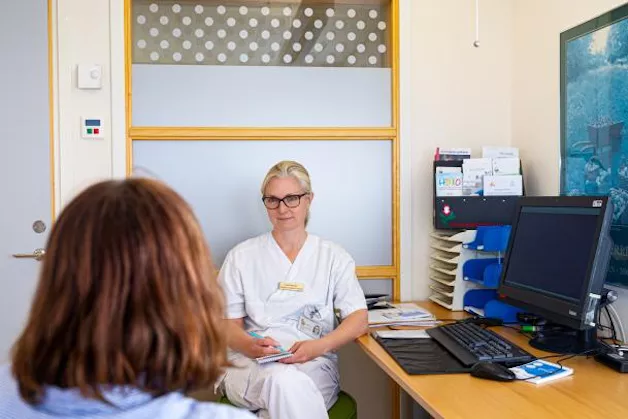 Åsa Petersén with patient. Photo. 