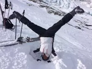 Carin Andrén Aronsson doing yoga in snow. Photo. 