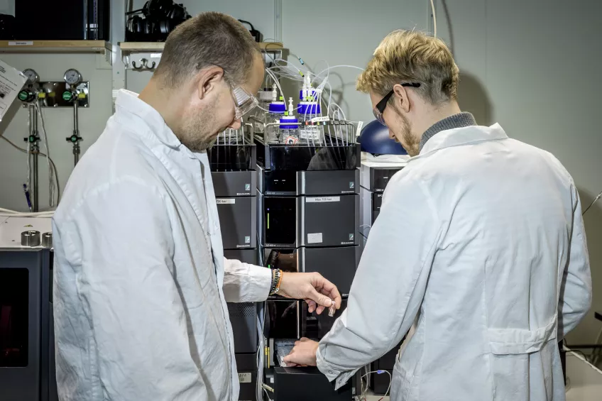 Peter Spégel (to the left) strives to understand how our metabolism is affected by different diets. The chromatograph is used when researchers study blood samples from participants in connection with various meal studies. Photo.